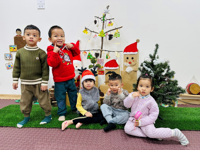 A group of children posing for a photo

Description automatically generated
