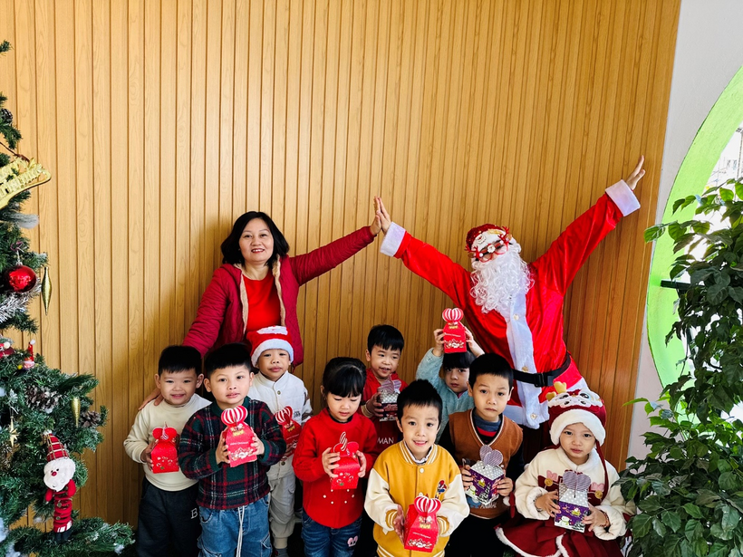 A group of kids and a santa claus posing for a photo

Description automatically generated