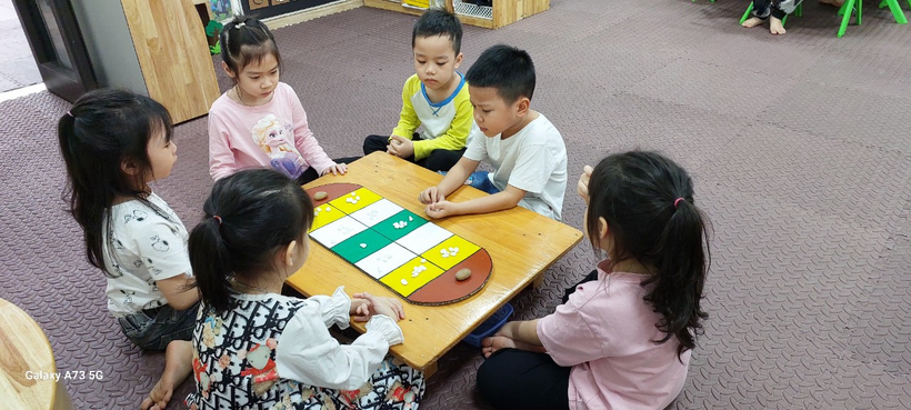 A group of children playing a game

Description automatically generated